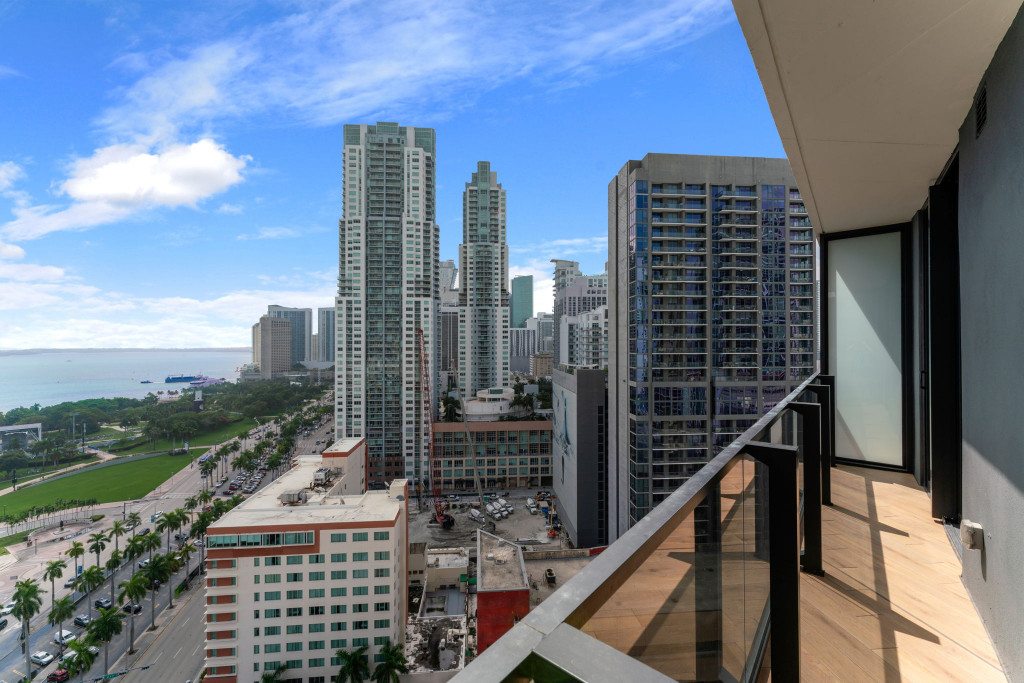 Luxe Miami Apartment, Great Views, 2 Baths, Downtown Oasis with Premium Amenities