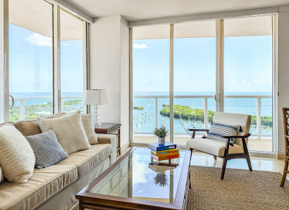 Corner Apartment. Elegant Design, Full Ocean Views, Wrap-around Balcony, Free Parking.
