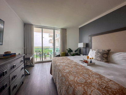 Studio with Full Kitchen. Fully remodeled. Pool, Gym, Parking.