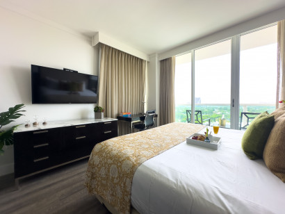 Studio with Full Kitchen. Remodeled. Pool, Gym, Parking.