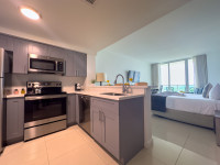 Studio with Full Kitchen. Remodeled. Lateral Sea View, Pool, Gym, Parking.