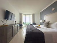 Studio with Full Kitchen. Remodeled. Lateral Sea View, Pool, Gym, Parking.
