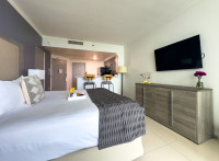 Studio with Full Kitchen. Remodeled. Lateral Sea View, Pool, Gym, Parking.