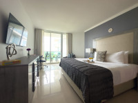 Studio with Full Kitchen. Remodeled. Lateral Sea View, Pool, Gym, Parking.