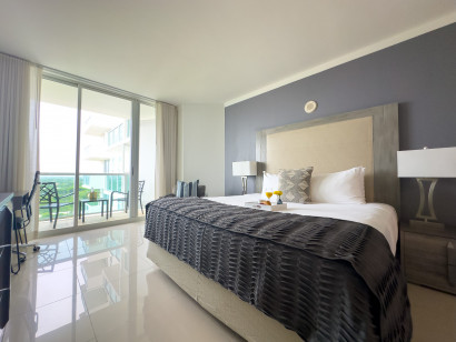 Studio with Full Kitchen. Remodeled. Lateral Sea View, Pool, Gym, Parking.