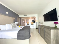 Studio with Full Kitchen. Remodeled. Lateral Sea View, Pool, Gym, Parking.