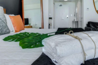 Front Bay View, Studio with Full Kitchen and King-Size Bed. FREE Pool, Parking, Wi-Fi.