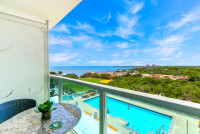 Front Bay View, Studio with Full Kitchen and King-Size Bed. FREE Pool, Parking, Wi-Fi.
