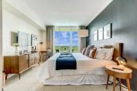 Front Bay View, Studio with Full Kitchen and King-Size Bed. FREE Pool, Parking, Wi-Fi.