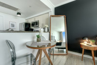 Front Bay View, Studio with Full Kitchen and King-Size Bed. FREE Pool, Parking, Wi-Fi.