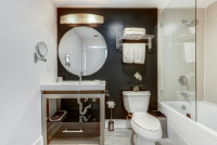 Front Bay View, Studio with Full Kitchen and King-Size Bed. FREE Pool, Parking, Wi-Fi.