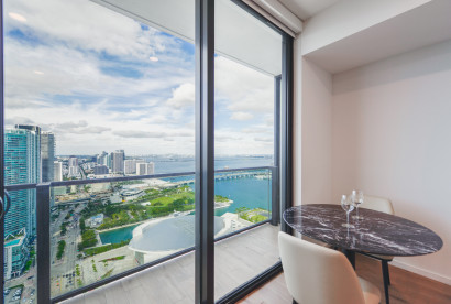 Luxe Miami Studio with Captivating Bay Views |Serenity by the Bay | Downtown Oasis with Premium Amenities