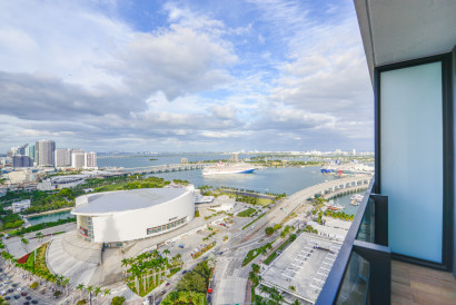 Luxe Miami Studio with Captivating Bay Views |Serenity by the Bay | Downtown Oasis with Premium Amenities