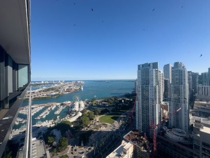 Luxe Miami Apartment, Great Views, Downtown Oasis with Premium Amenities