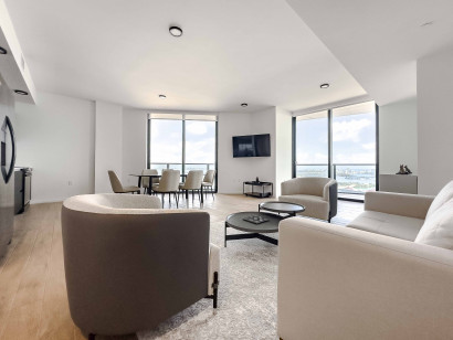 Luxe Miami Apartment, Great Views, 2 Baths, Downtown Oasis with Premium Amenities