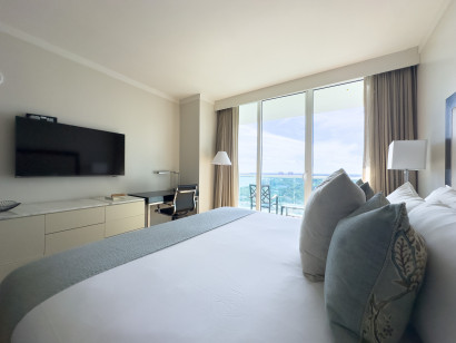Front Bay View, Studio with Full Kitchen and King-Size Bed. FREE Pool, Parking, Wi-Fi.