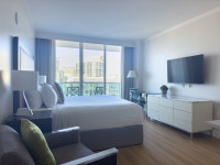 Studio with Bay View and Full Kitchen, King-Size Bed. FREE Pool, Parking, Wi-Fi