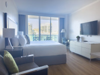 Studio with Bay View and Full Kitchen, King-Size Bed. FREE Pool, Parking, Wi-Fi