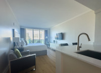 Studio with Bay View and Full Kitchen, King-Size Bed. FREE Pool, Parking, Wi-Fi