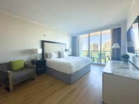 Studio with Bay View and Full Kitchen, King-Size Bed. FREE Pool, Parking, Wi-Fi