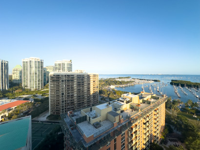Studio with Bay View and Full Kitchen, King-Size Bed. FREE Pool, Parking, Wi-Fi
