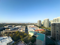 Studio with Bay View and Full Kitchen, King-Size Bed. FREE Pool, Parking, Wi-Fi
