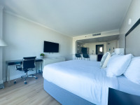 Studio with Bay View and Full Kitchen, King-Size Bed. FREE Pool, Parking, Wi-Fi