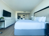 Studio with Bay View and Full Kitchen, King-Size Bed. FREE Pool, Parking, Wi-Fi