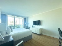 Studio with Bay View and Full Kitchen, King-Size Bed. FREE Pool, Parking, Wi-Fi