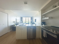 Studio with Bay View and Full Kitchen, King-Size Bed. FREE Pool, Parking, Wi-Fi