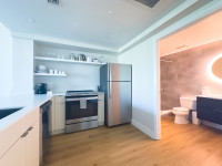Studio with Bay View and Full Kitchen, King-Size Bed. FREE Pool, Parking, Wi-Fi