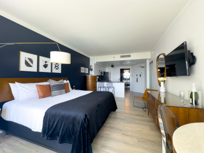 Front Bay View, Studio with Full Kitchen and King-Size Bed. FREE Pool, Parking, Wi-Fi.