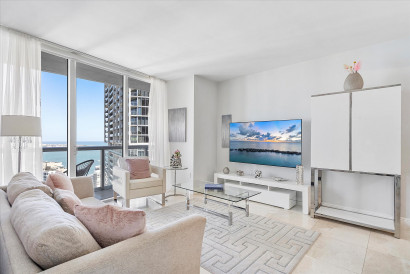 Ocean, River and Pool Views from Boutique Icon Brickell Apartment. FREE Amenities