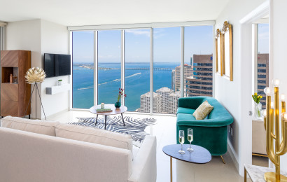 OVERLOOKING THE OCEAN, 2/2 LUXE CORNER CONDO. FREE: POOL, SPA, GYM