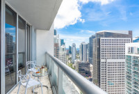 River & City Views, Just Redesigned Condo. Free Spa, Gym, Pool, Wi-Fi. Miami