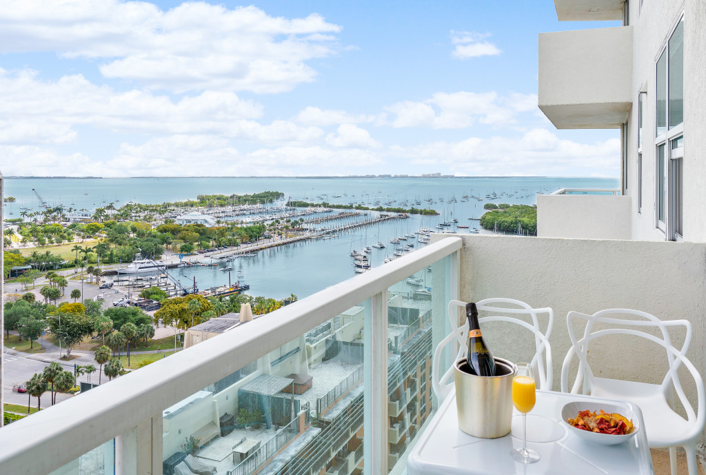 New Studio, Balcony, Lateral Ocean Views, Free Parking, Coconut Grove