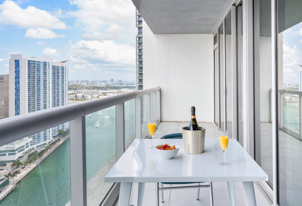 Great Views to the Miami River and the Biscayne Bay. Brickell, Miami