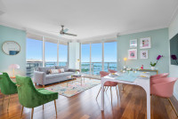 Newly Remodeled Art Deco Apartment King Bed Ocean Views, FREE Parking