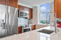 Newly Remodeled Art Deco Apartment King Bed Ocean Views, FREE Parking