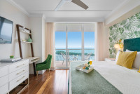 Newly Remodeled Art Deco Apartment King Bed Ocean Views, FREE Parking