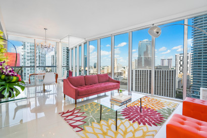 New!! Corner Unit, Miami River & City view, Brickell, Free Wi-Fi, Pool, Gym