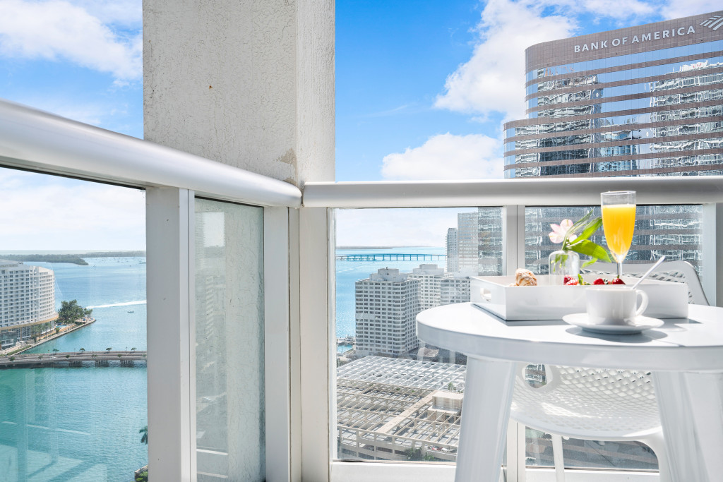 OVERLOOKING THE BAY, 2/2 CORNER CONDO, ABOVE W, FREE: POOL, SPA, GYM
