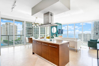 Frontal Ocean Views , 'Miami Chic' Corner Property. Free SPA. WI-FI. Brickell, Miami