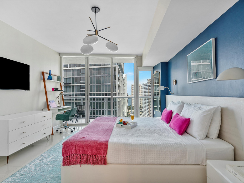 Sea & Pool Views from 25th Floor at Icon Brickell Residences, Miami. Free SPA, Pool, Gym, Wi-Fi